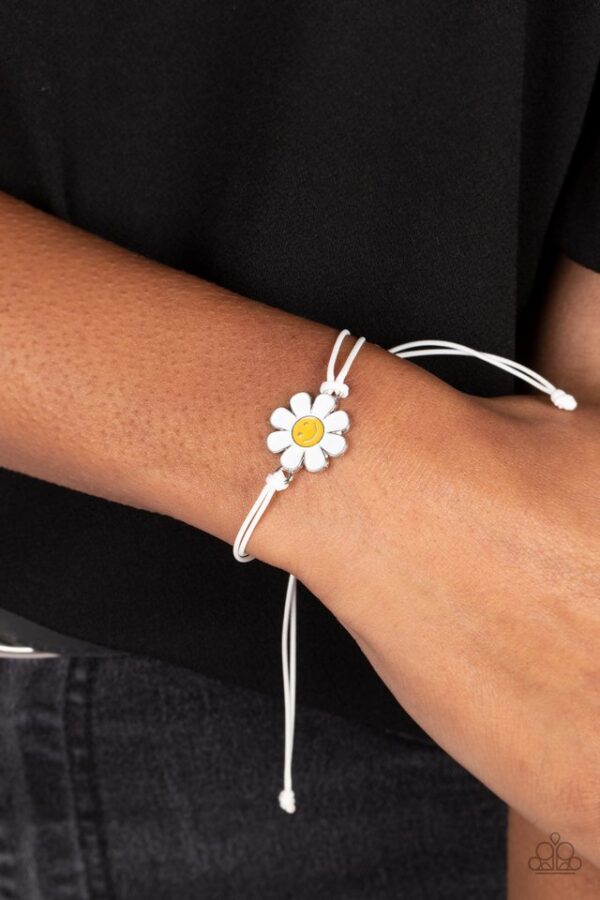 Paparazzi Bracelet ~ DAISY Little Thing - White