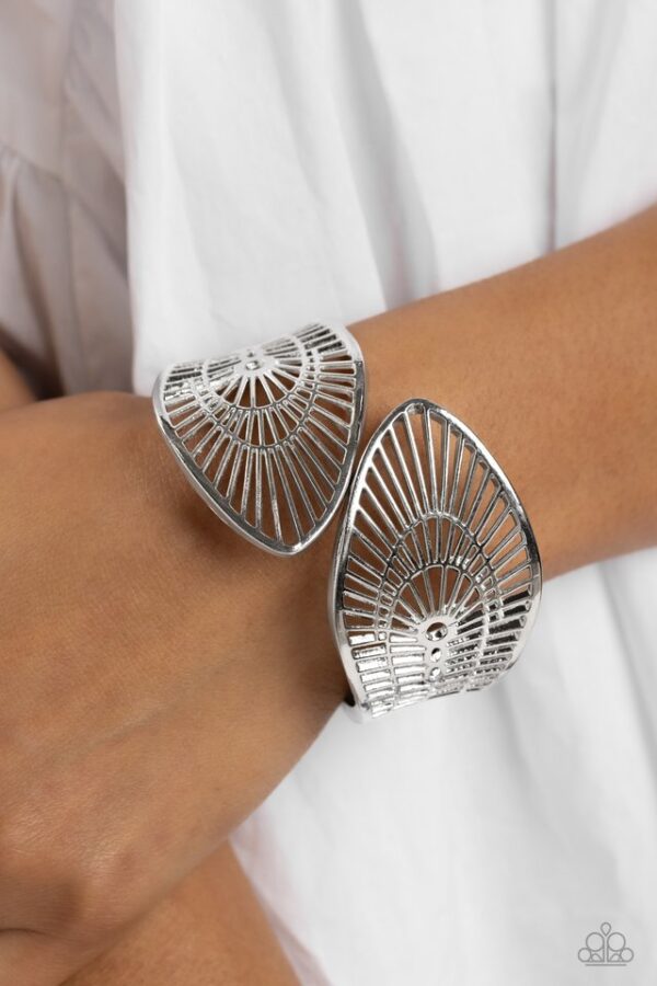 Paparazzi Bracelet ~ Palatial Palms - Silver